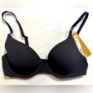 SKIMS Fits Everybody T-Shirt Bra. Onyx. 32A